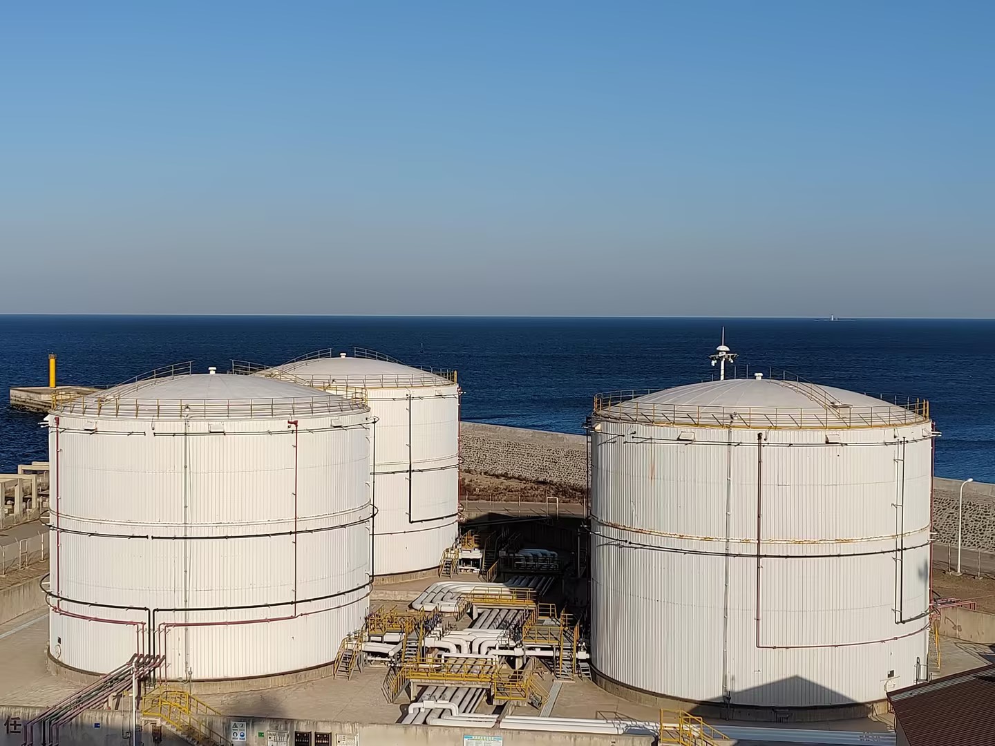 ZhenHua Oil Dalian Tank Farm's Refined Oil Storage Tanks Officially Commissioned